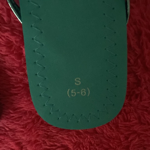 Ladies sequence slippers never been worn. - Picture 3 of 4